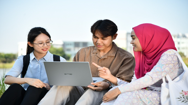 Sekolah Kedinasan Parawisata di Indonesia